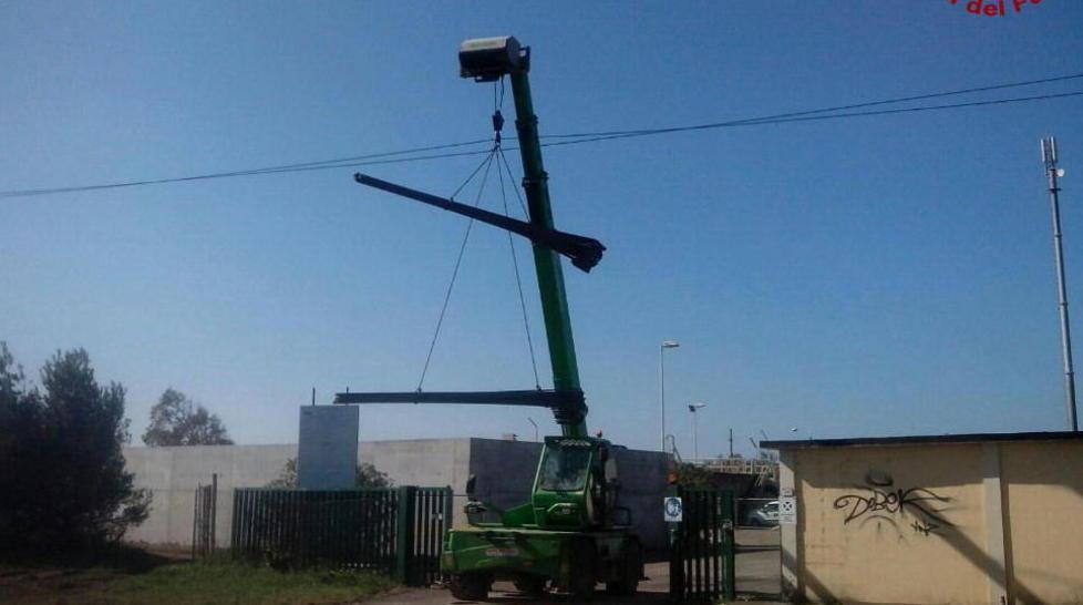 Una gru trancia cavi elettrici a fuoco vegetazione