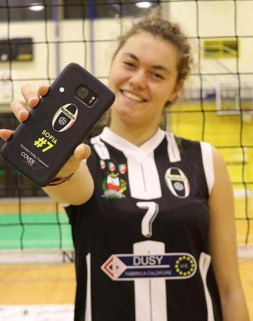 Sofia come Mimì “schiaccia” Pisa poi si mette in posa 