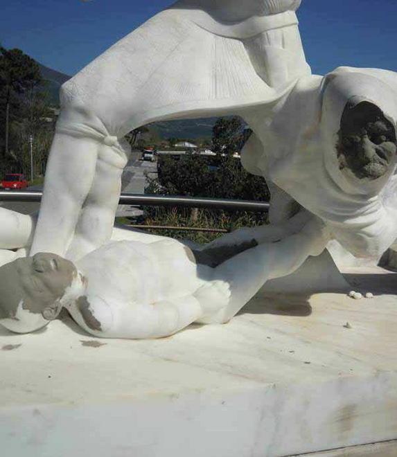 Imbrattata la statua della Linea gotica 