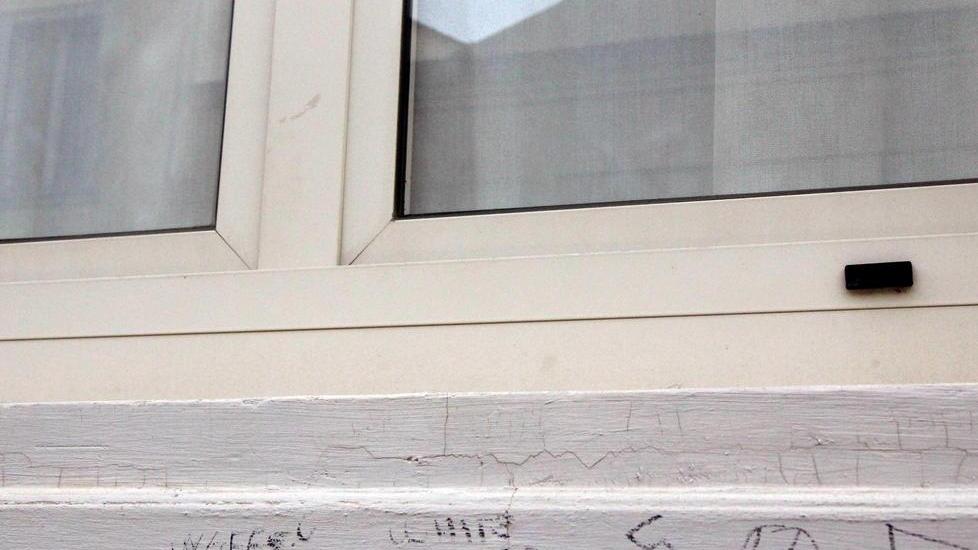 Quelle svastiche dopo 5 mesi ancora sul muro della scuola