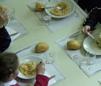 Larve nel cibo dei bambini le madri accusano il catering 