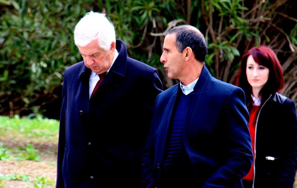 L’avvocato Marras (a sinistra) con il padre dell’imputato Paolo Pinna