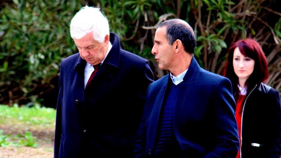 L’avvocato Marras (a sinistra) con il padre dell’imputato Paolo Pinna