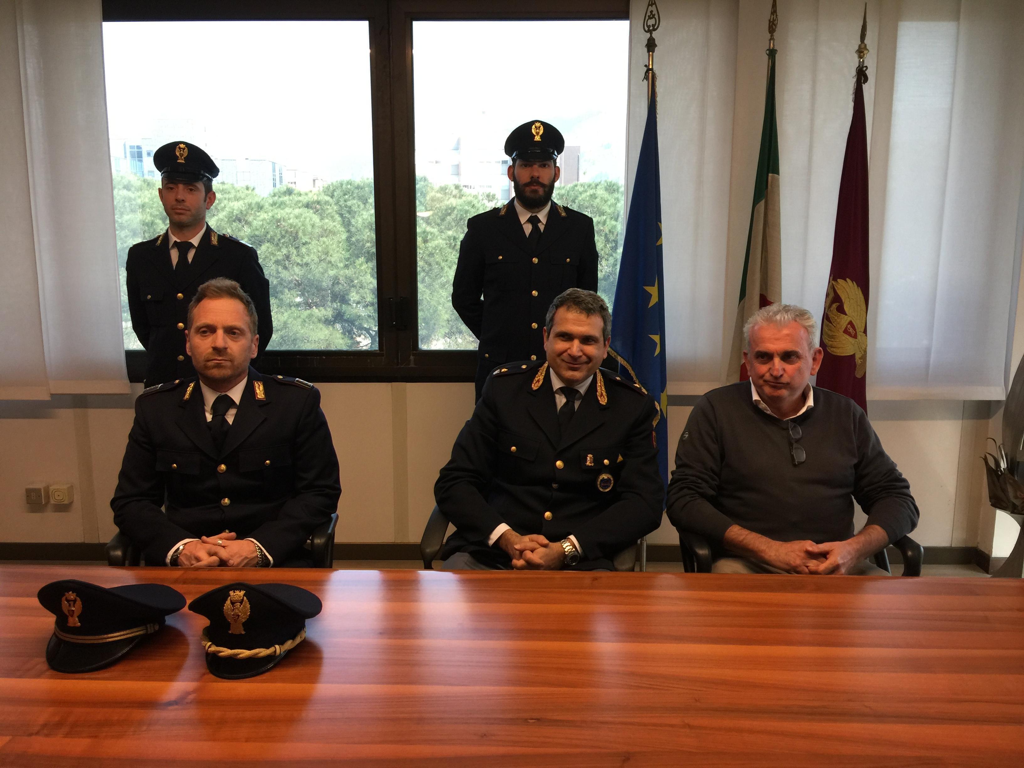 Al tavolo il dirigente delle Volanti Andrea Belellim al centro e di fianco il presidente dell'Associazione sordomuti di Prato Marco Papi