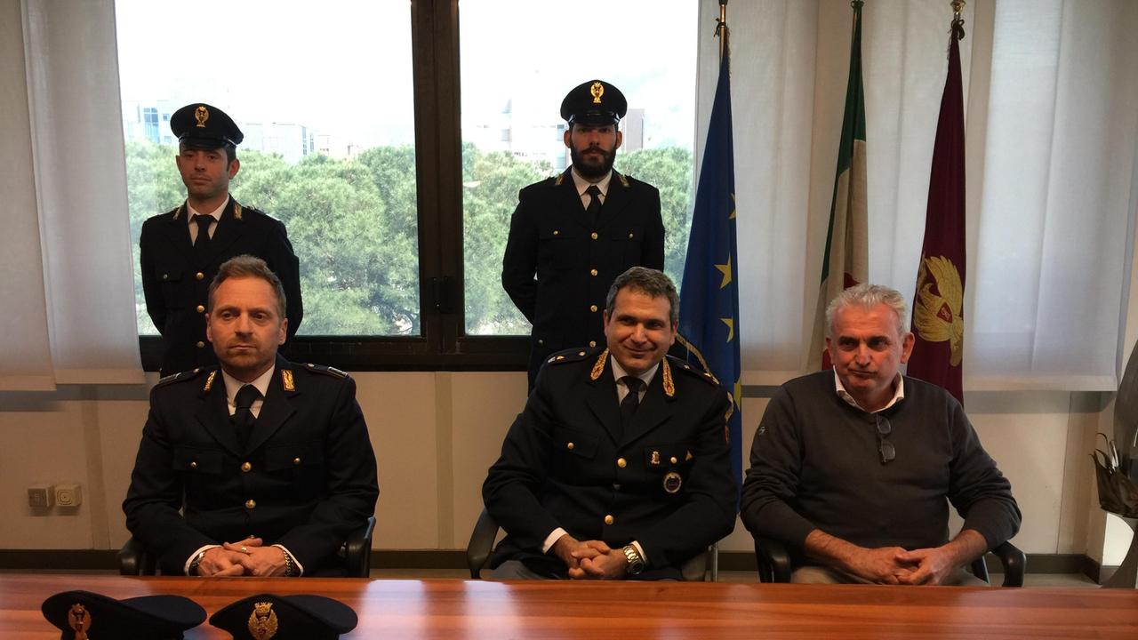 Al tavolo il dirigente delle Volanti Andrea Belellim al centro e di fianco il presidente dell'Associazione sordomuti di Prato Marco Papi