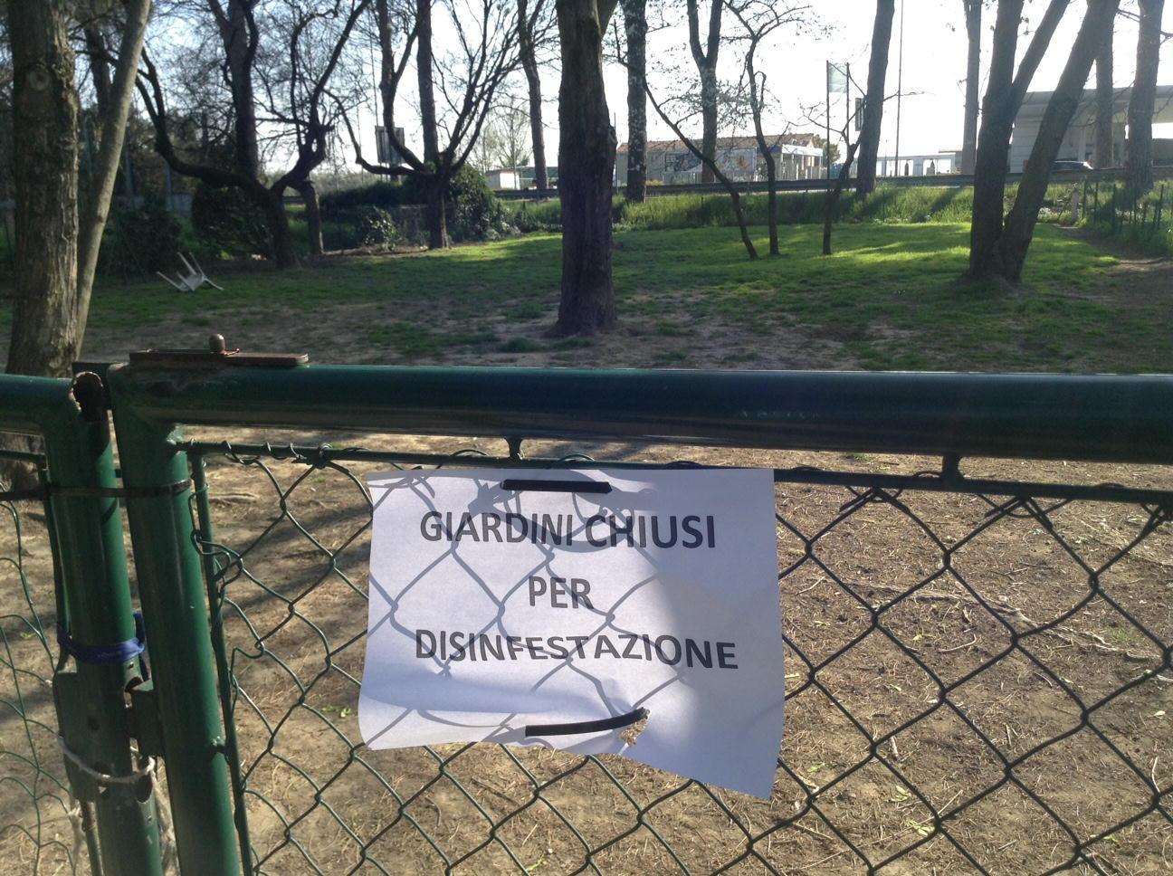 L'area di sgambatura chiusa dalla polizia municipale (foto Batavia)