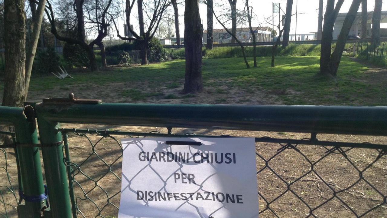 L'area di sgambatura chiusa dalla polizia municipale (foto Batavia)