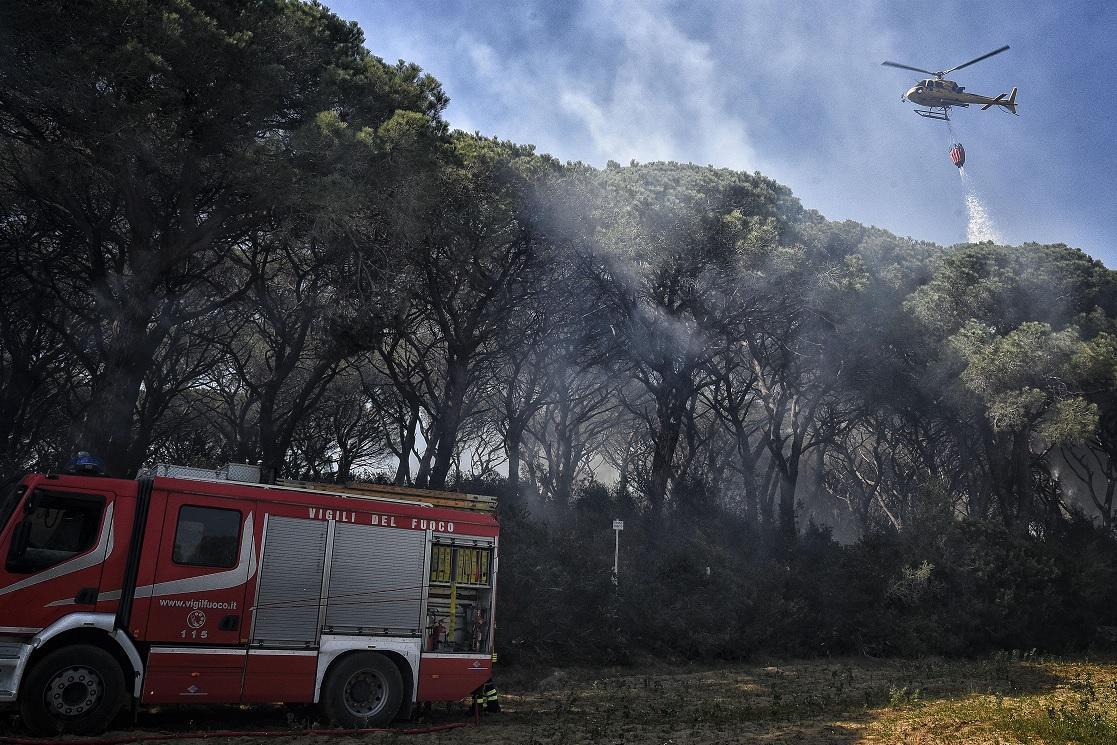 Vigili del fuoco attaccano il fuoco da terra e dal cielo vicino al campeggio (foto Agenzia Bf)