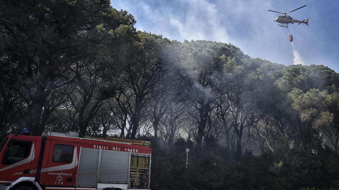 Vigili del fuoco attaccano il fuoco da terra e dal cielo vicino al campeggio (foto Agenzia Bf)