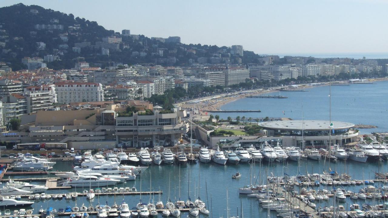 Una veduta di Cannes, il porto e la Croisette
