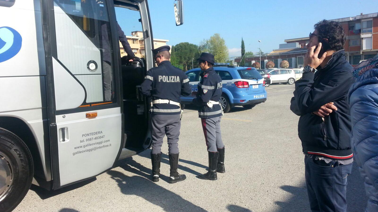 Controlli della polizia sugli autobus delle gite scolastiche (foto d'archivio)