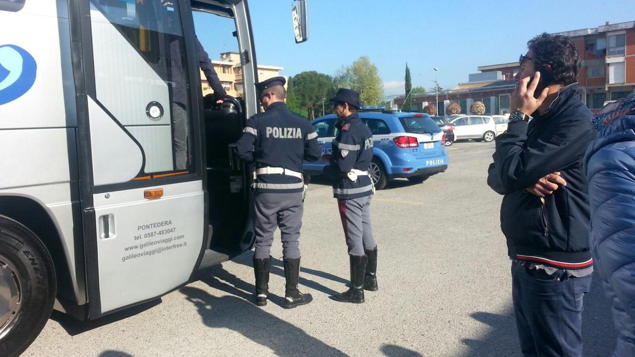Controlli della polizia sugli autobus delle gite scolastiche (foto d'archivio)