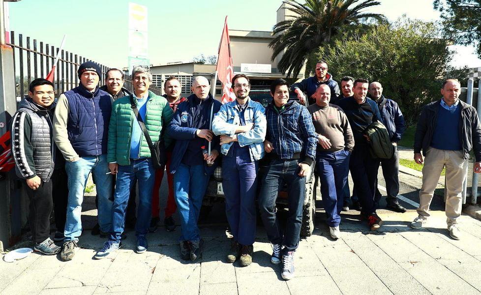 Il presidio degli operai davanti all’azienda Cartotecnica Maestrelli (Foto Agenzia Carlo Sestini)