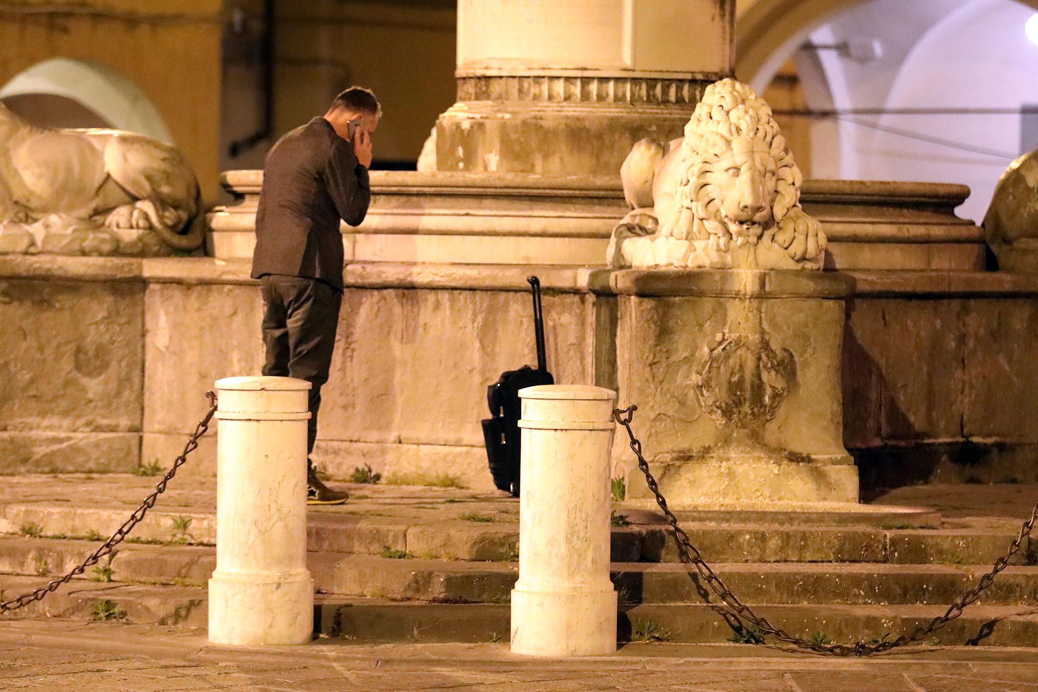 Il dirigente Zunino controlla la valigia sospetta (foto agenzia Carlo Sestini)