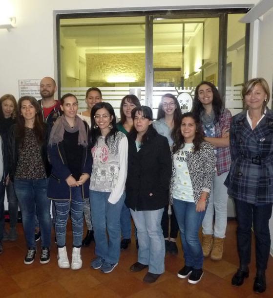 Studenti a fianco del gruppo Volontari del servizio civile