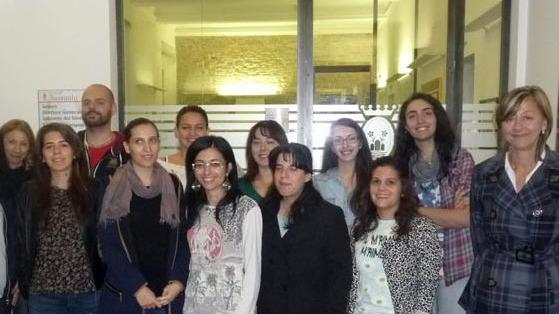 Studenti a fianco del gruppo Volontari del servizio civile