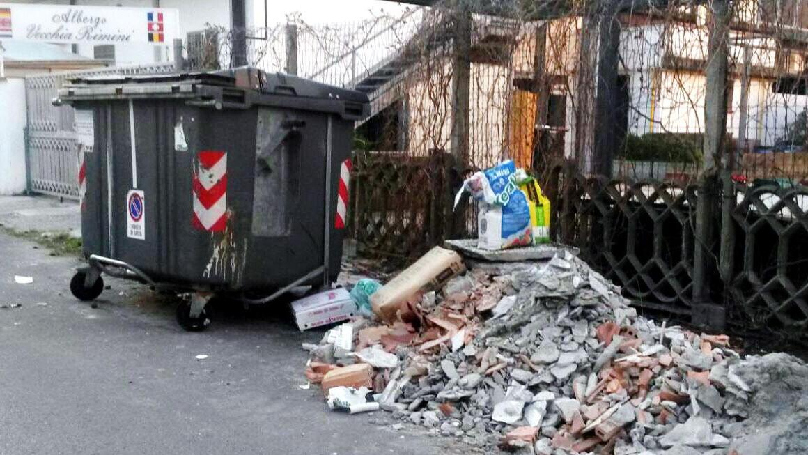Rifiuti in strada, scattano le multe