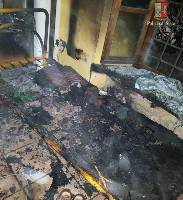 Anziano salvato nella casa in fiamme 