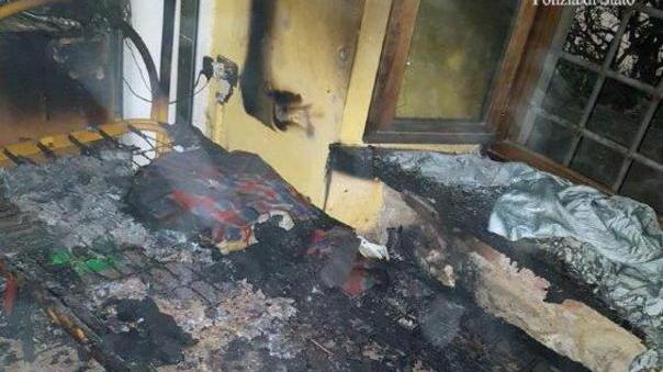 Anziano salvato nella casa in fiamme