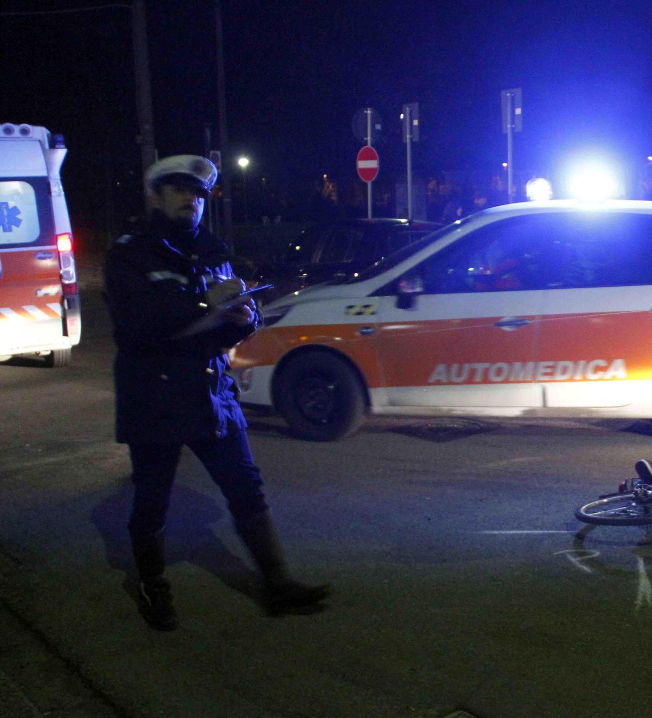 Esce di strada con l’auto in via Comacchio
