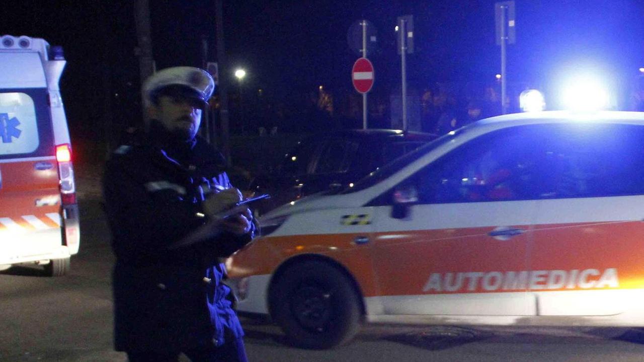 Esce di strada con l’auto in via Comacchio