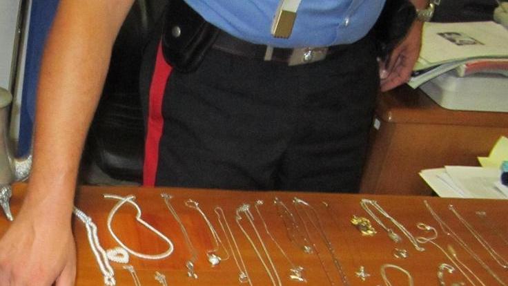 Ruba i gioielli alla suocera per i troppi debiti di gioco