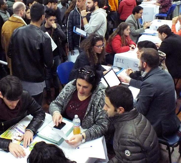 Curriculum in mano cercando un lavoro 