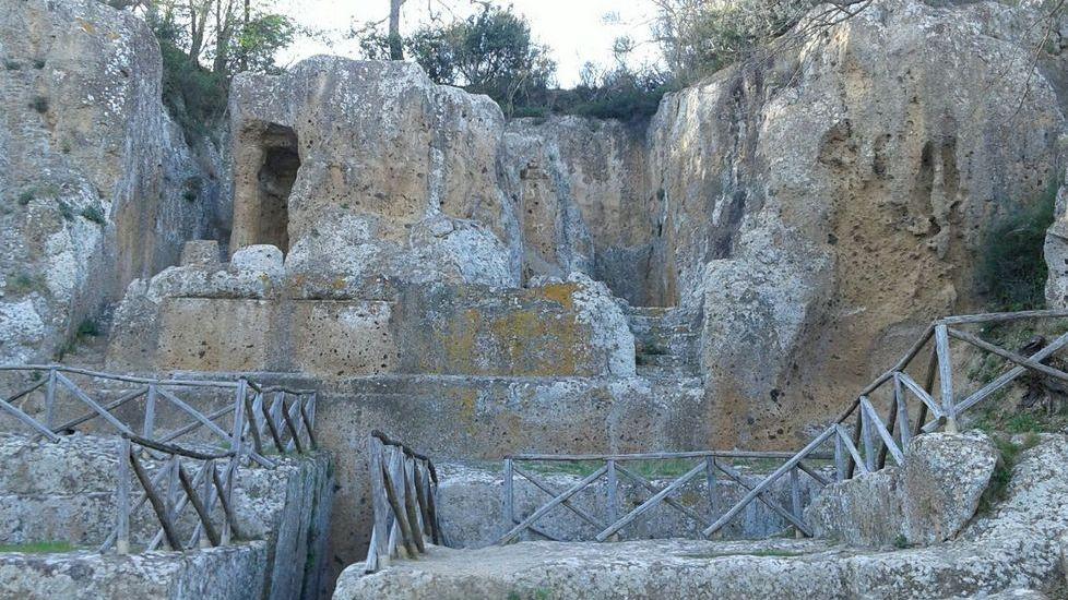 Lavori finiti, la necropoli splende