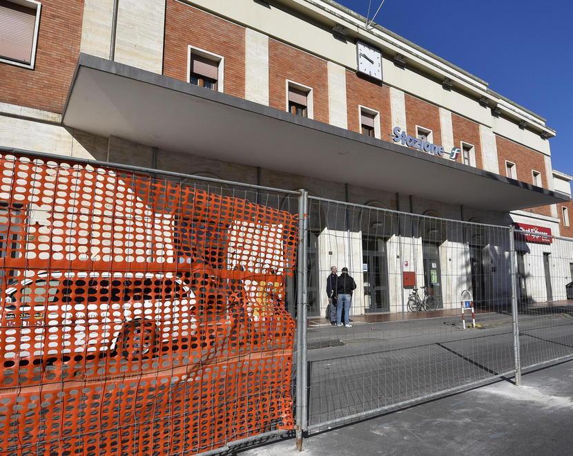 Sbarramenti e divieti davanti alla stazione