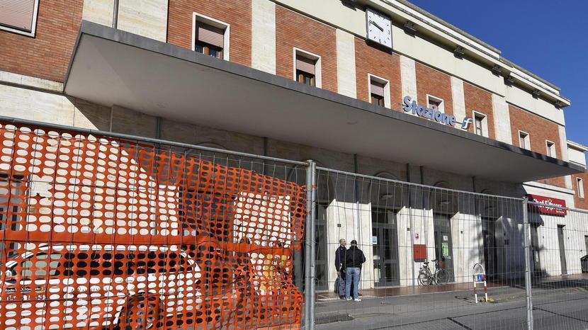 Sbarramenti e divieti davanti alla stazione