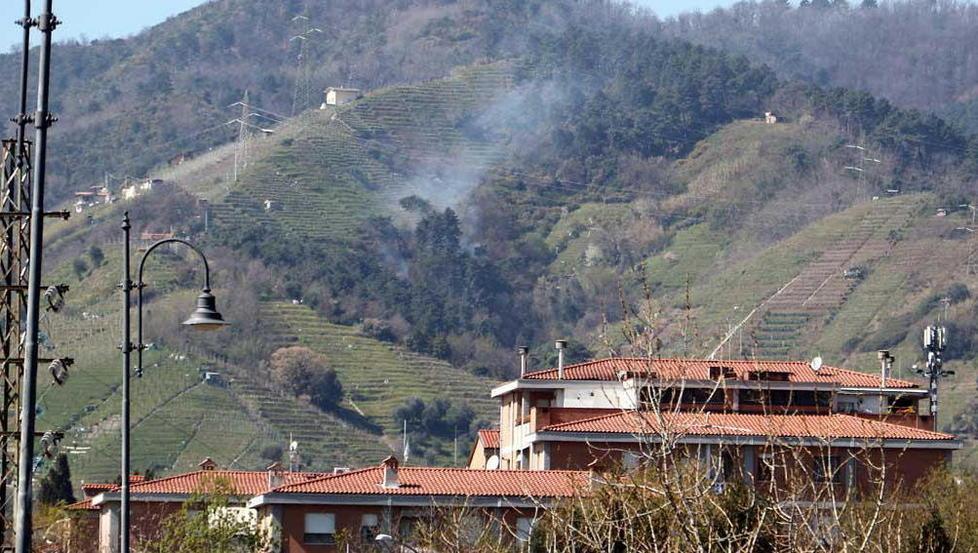 Elicottero spegne il rogo 