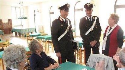 Un incontro dei carabinieri con gli anziani (foto fornita dal Comando dell'Arma)