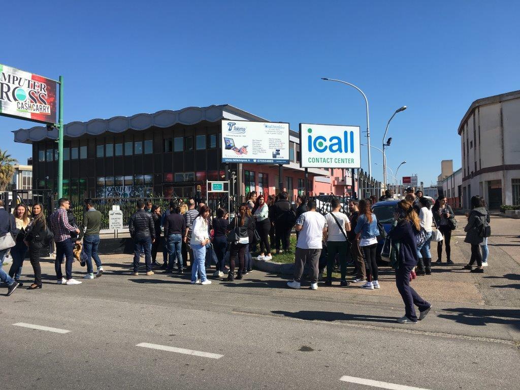 I dipendenti del call center fuori dalla sede per l'allarme bomba (foto Mario Rosas)