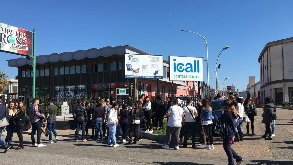 I dipendenti del call center fuori dalla sede per l'allarme bomba (foto Mario Rosas)