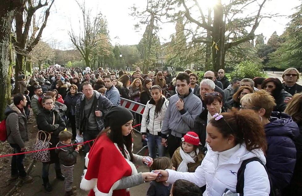 Lunghe code per visitare la Casa di Babbo Natale nel 2014: in due anni la situazione è radicalmente cambiata
