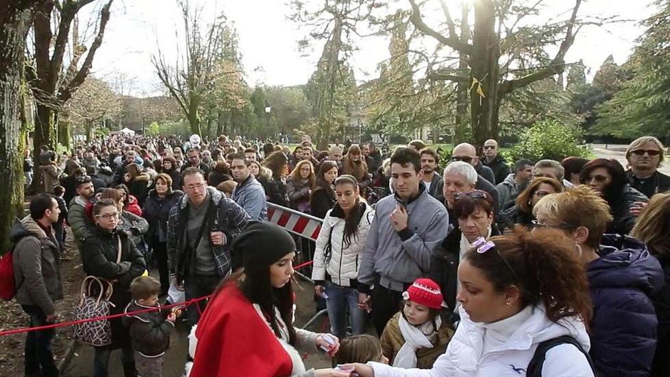 Lunghe code per visitare la Casa di Babbo Natale nel 2014: in due anni la situazione è radicalmente cambiata