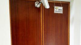 La telecamera installata sopra la porta della signora Ciabatti