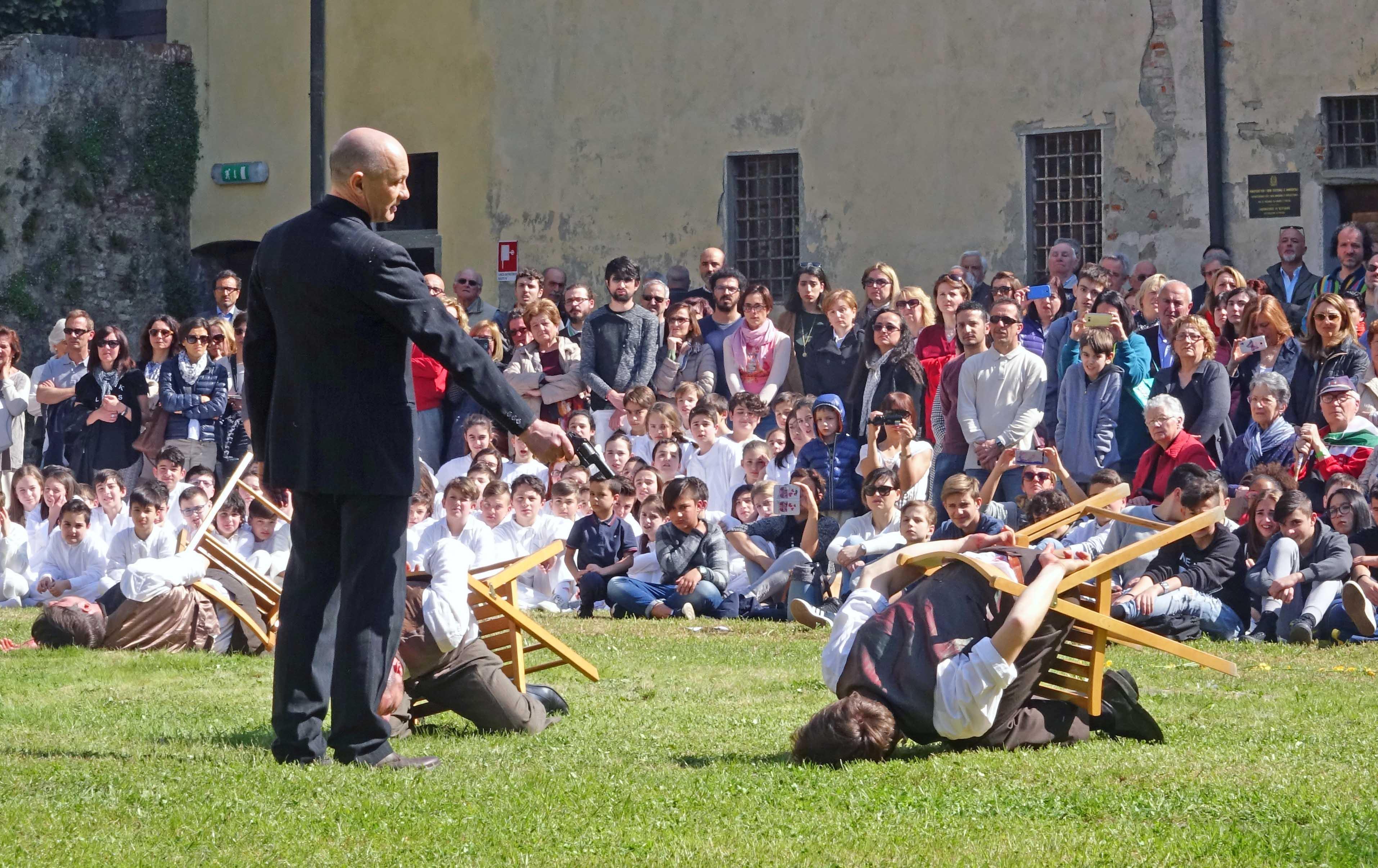 Un momento della rievocazione dell'esecuzione dei quattro giovani pistoiesi (Foto Gori)