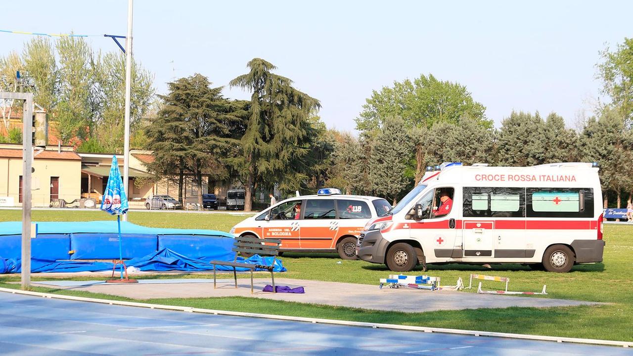 Modena, cade dopo salto con l’asta e sbatte la testa: è grave