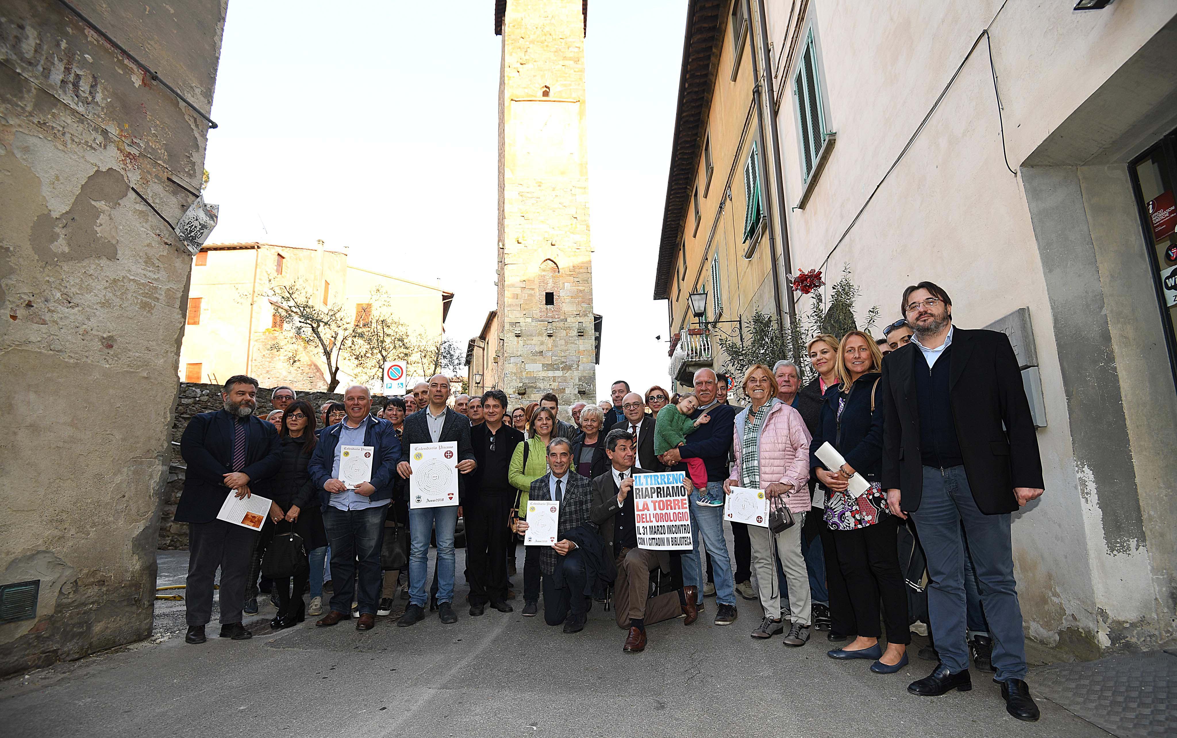 Il gruppo dei mecenati 2.0, al centro il direttore del Tirreno Luigi Vicinanza. Sullo sfondo la Torre dell'Orologio