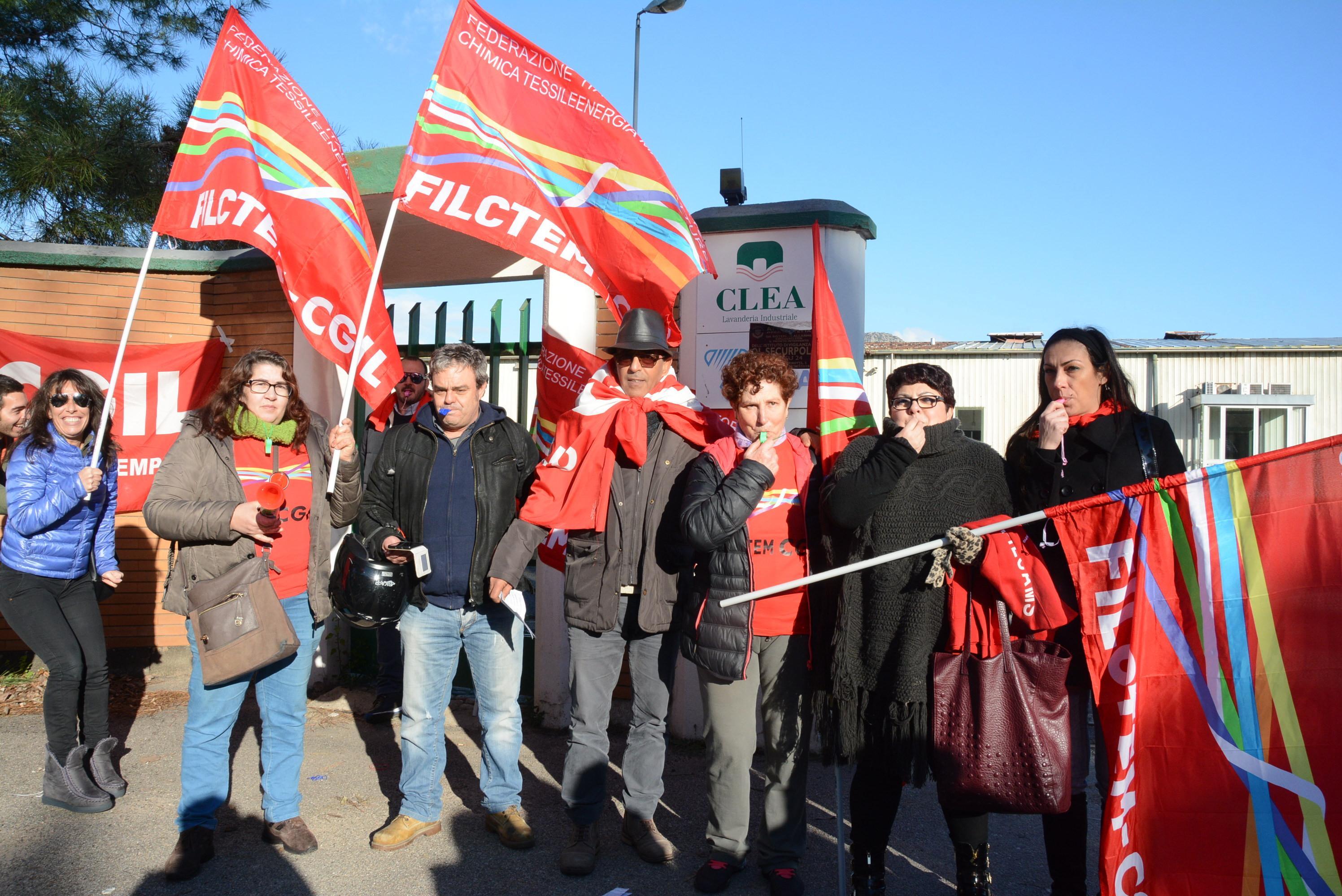 Una manifestazione dei lavoratori della Clea