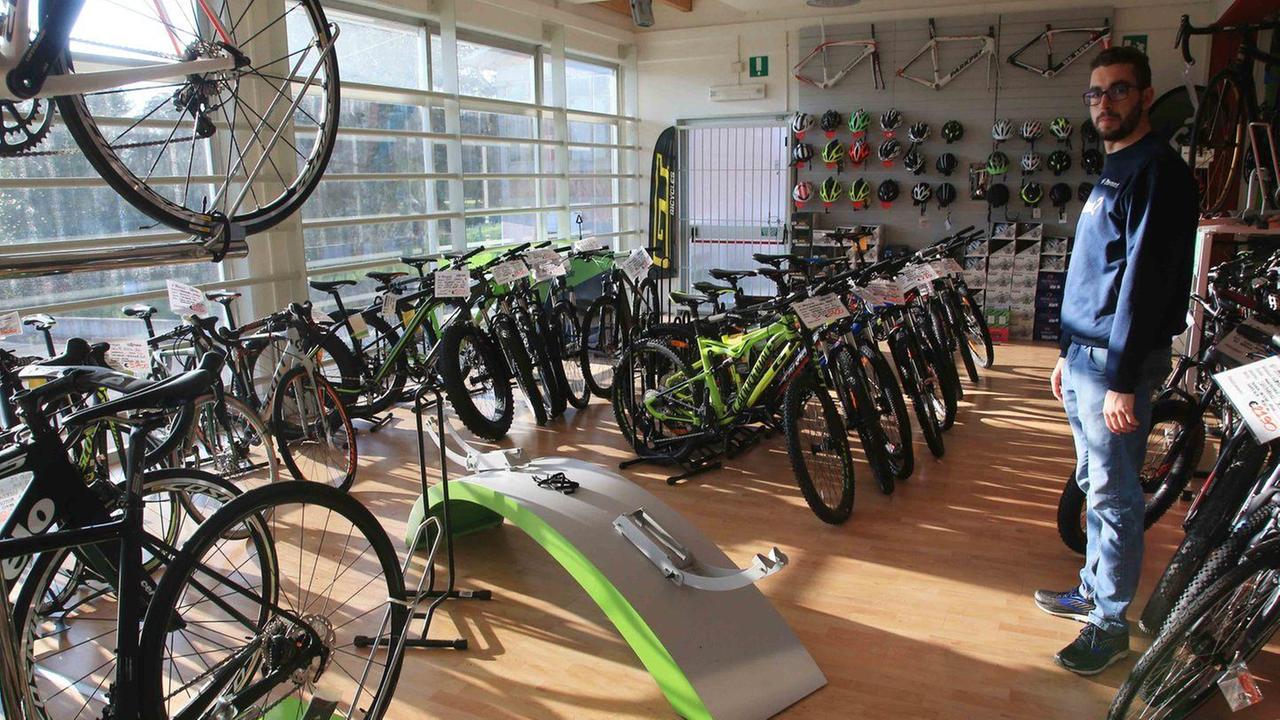 Sfondano la porta del negozio e rubano sei mountain bike