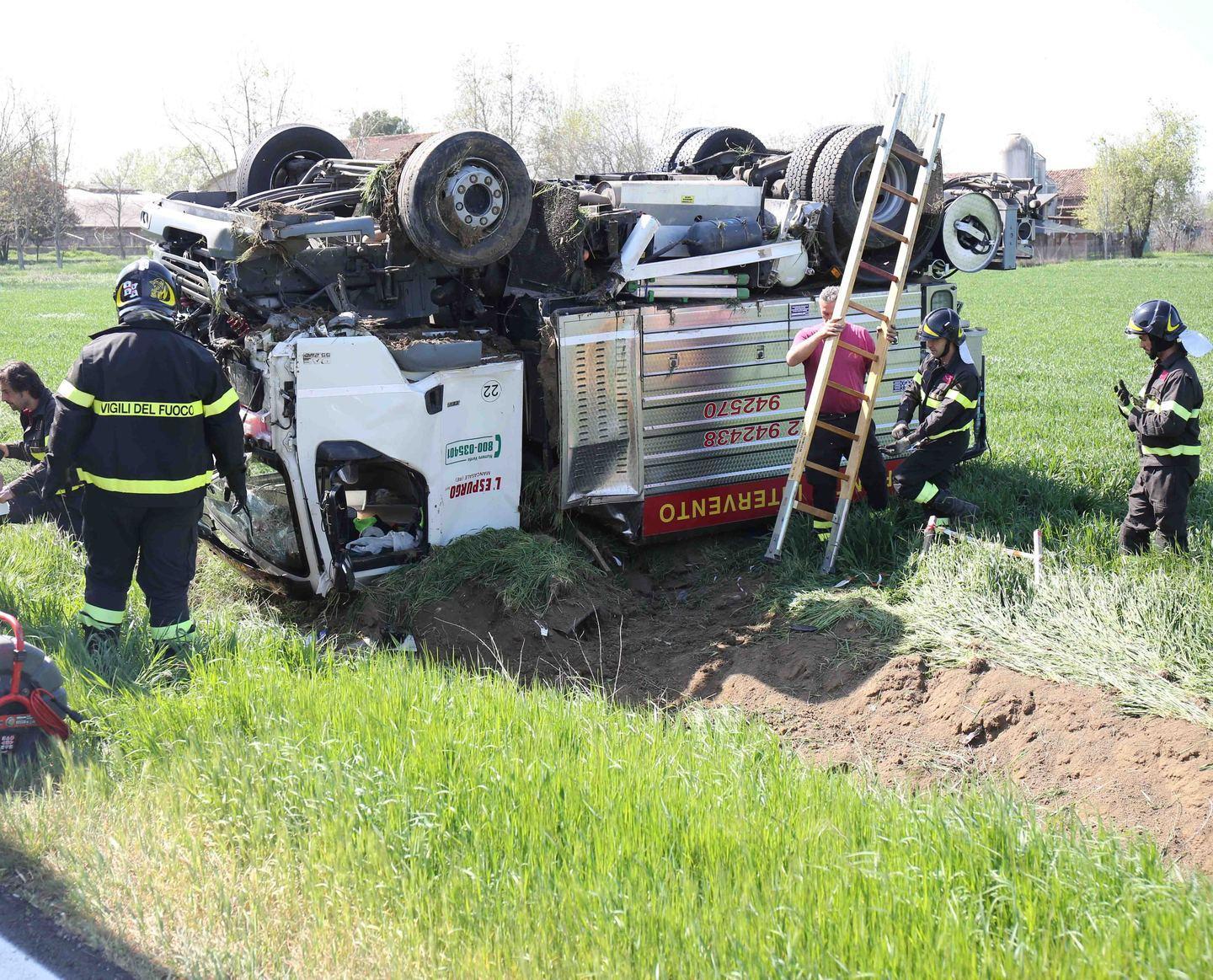 Cavriago, camion sbanda e si rovescia Due persone ferite