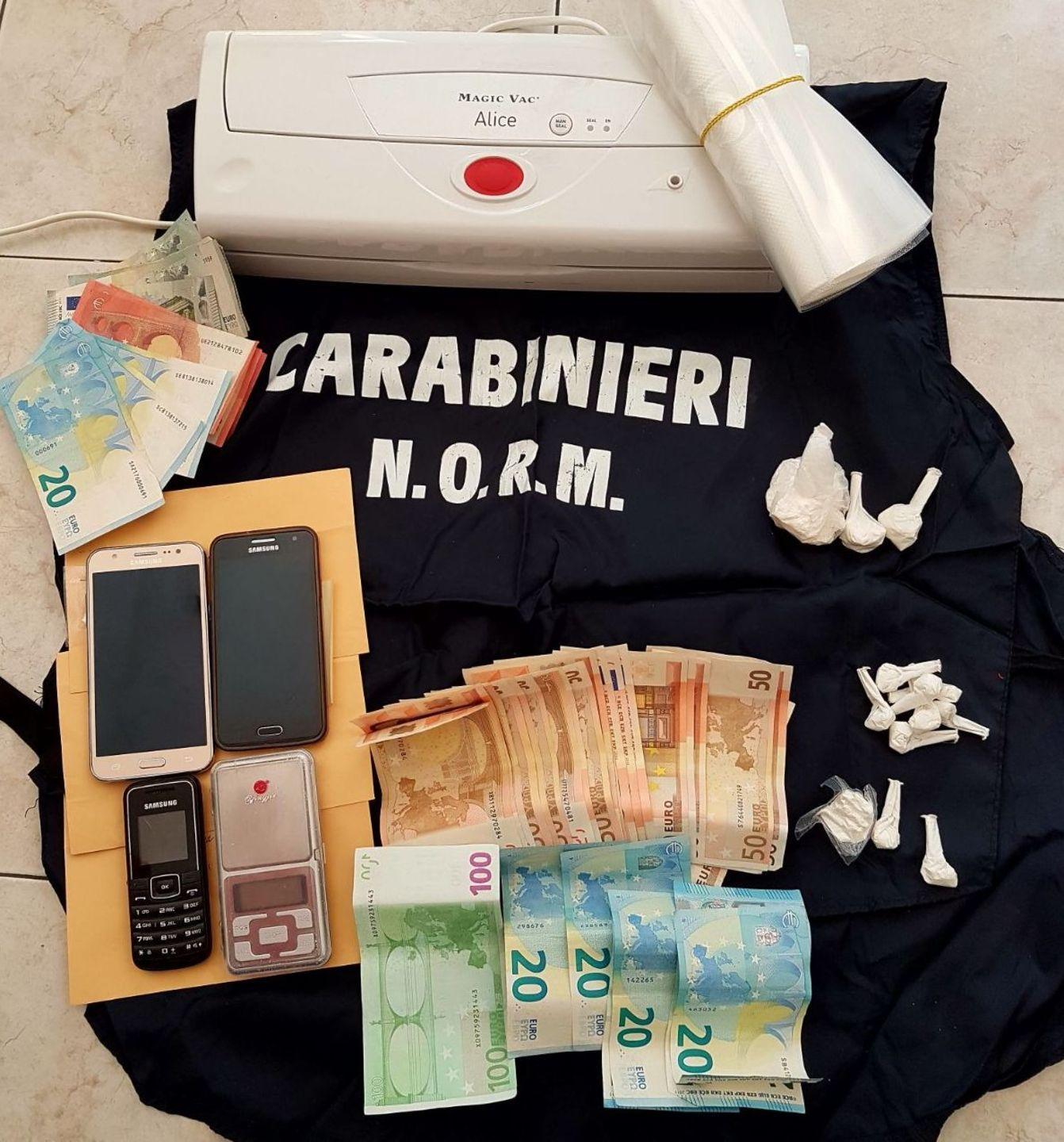 Cittadini “vedetta” fanno arrestare il pusher di quartiere 