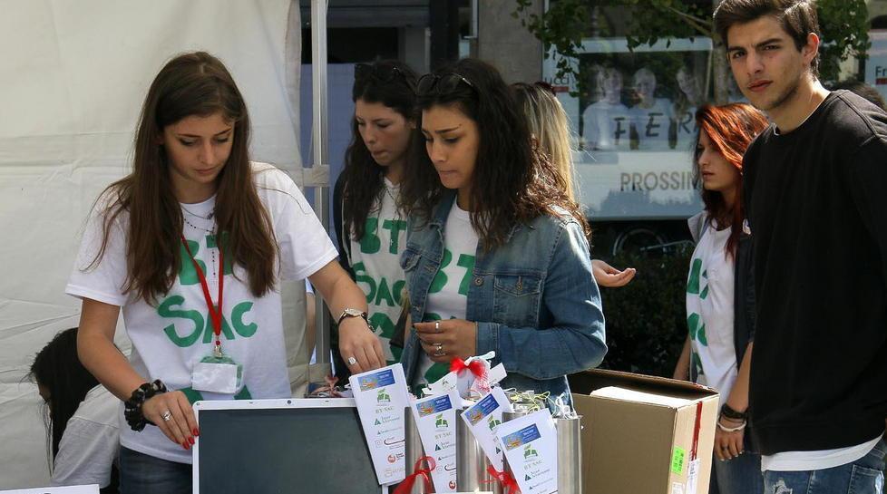 Studenti delle superiori a lezione di mercato 