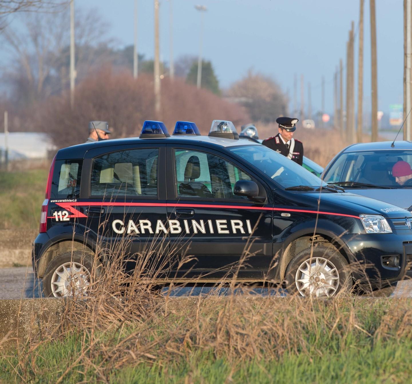 Trovato con un cutter e un altro con un pugnale