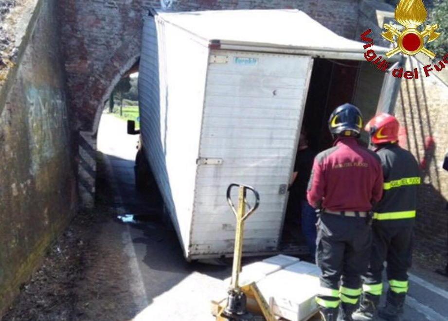 Un camion si incastra nel sottopasso