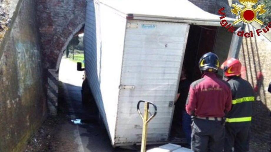 Un camion si incastra nel sottopasso