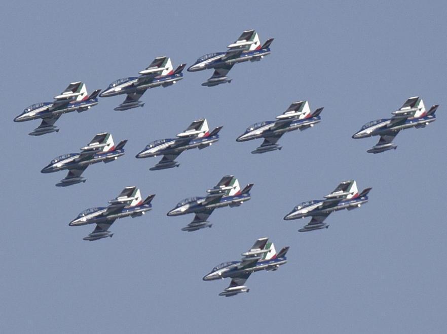 Frecce tricolori in volo Spettacolo sopra la città 
