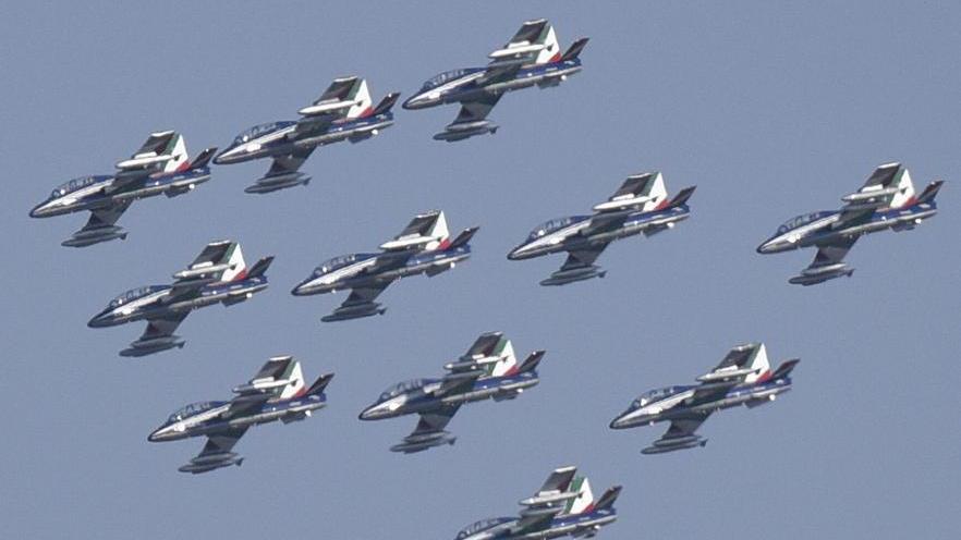 Frecce tricolori in volo Spettacolo sopra la città